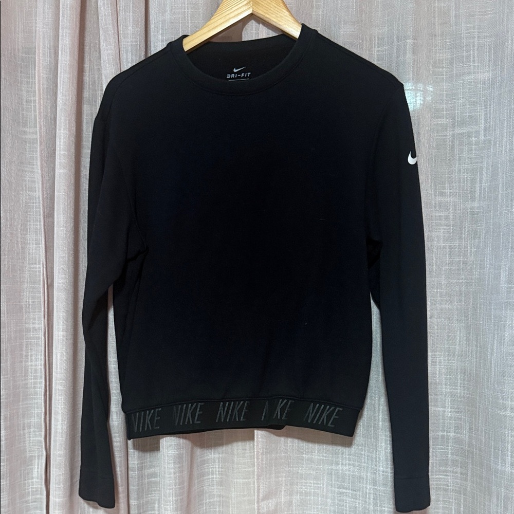 Nike Women's Black Crewneck Sweatshirt